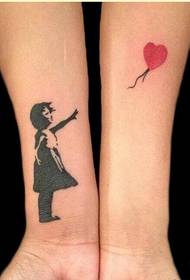 Immagine sexy del modello del tatuaggio del cuore della pesca della bella ragazza del braccio