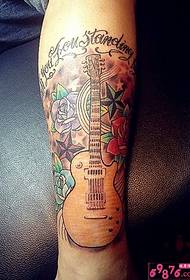 गुलाब गिटार हाथ टैटू चित्र