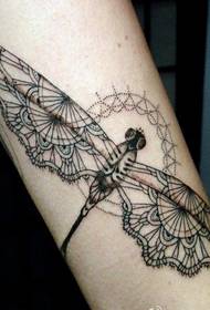 Henkilökohtainen käsivarren muoti hyvännäköinen sudenkorento tatuointi kuvio kuvia