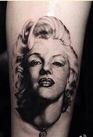 Žmogaus portreto vaizdas su tatuiruotės „Monroe“ portretu