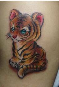 Moes arm värvi armastusväärne väike tiiger tätoveering pilt