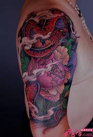 Gambar tato lengan ular dan peoni yang mendominasi