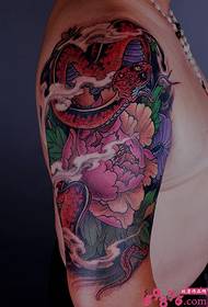 Immagini del tatuaggio del braccio prepotente di serpente e peonia