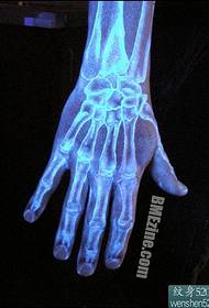 Fluorescerende skjelett-tatovering på baksiden av hånden