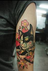 Fotografia e bukur e tatuazheve me lule për ngjyrën e maceve në krah