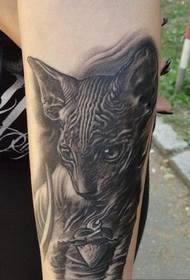 Immagine del tatuaggio del gatto nero sul braccio