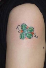 Immagine del modello del tatuaggio del trifoglio del braccio