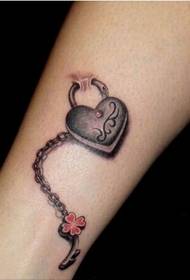 Arm vakkert vakkert hjerte lås kjede tatovering bilde