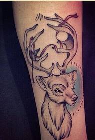 U bracciu di personalità antilope di tinta nera rossa di mudellu di tatuaggi