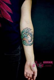 Surf pinguïn creatieve arm tattoo foto