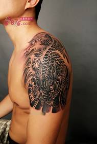 Omul poza tradițională tatuaj braț dominator calmar