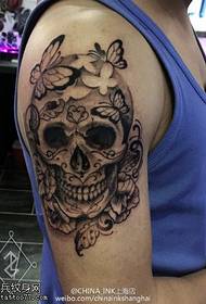 Braccio nero cenere foto tatuaggio farfalla
