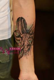 Foto di tatuaggi sul braccio di corna retrò in stile europeo e americano