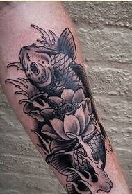 Moadearm prachtige lotus-inktvis tattoo-patroanfoto