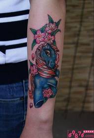 Immagine del tatuaggio del braccio di moda del cavallino del fiore di ciliegia
