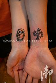 Pequeño patrón de tatuaje de árbol de búho de muñeca fresca