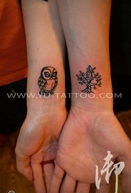 Modello di tatuaggio piccolo gufo albero polso fresco