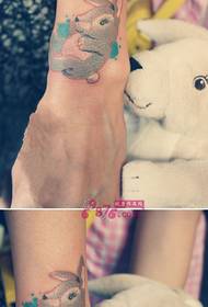 Imagem de tatuagem de braço de coelho de boneca fofa