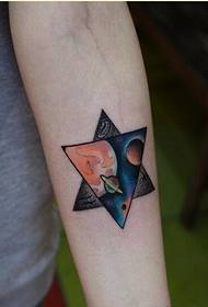 Immagine del modello di tatuaggio a stella a cinque punte stellato di personalità del braccio
