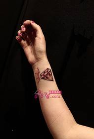 Розовое алмазное изображение тату с изображением руки
