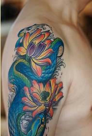 Mados asmenybės rankos gražus lotoso gyvatės tatuiruotės modelis, kad galėtumėte mėgautis paveikslu
