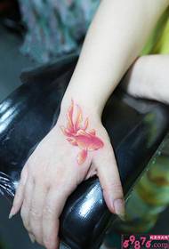 Tigro burna Kinijos mažos auksinės žuvelės rankos tatuiruotės nuotraukos