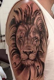 Persoonallisuus käsivarsi dominoiva leijona tatuointi kuva suositellun kuvan