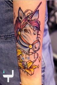 Immagine del modello del tatuaggio unicorno colorato moda braccio moda personalità