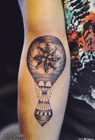 Modello di tatuaggio lampadina fredda nera
