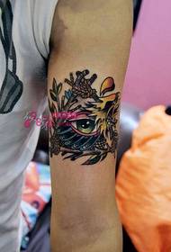 Imagen creativa del tatuaje del brazo del ojo que todo lo ve