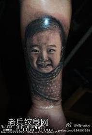 Padrão de tatuagem de menina sorridente