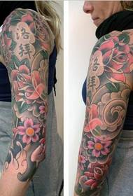 Immagine del tatuaggio del fiore di stile giapponese del braccio di bellezza di personalità