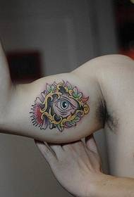 Личност рамо мода добре изглеждаща цветна картина татуировка на очите