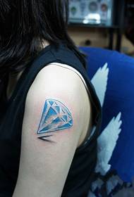 Le cicatrici del braccio coprono piccole immagini di tatuaggi di diamanti