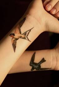 Individualizuotas kregždės tatuiruotės paveikslas ant rankos