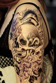 La moda del braccio femminile sembra un'immagine di un modello di tatuaggio di crisantemo