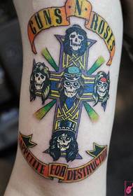 Kūrybingas rankos kaukolės kryžiaus tatuiruotės paveikslas