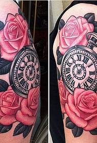 Personības rokas skaista izskata pulksteņa rozes tetovējuma attēls
