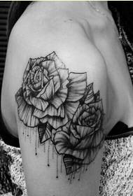 Sievietes rokas skaists, glīts rožu tetovējuma modeļa attēls