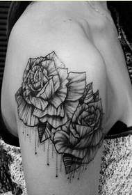 Braccio femminile bella immagine di modello tatuaggio rosa di bell'aspetto