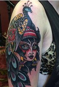 Poza de apreciere a modelului de tatuaj pe braț fata de păun