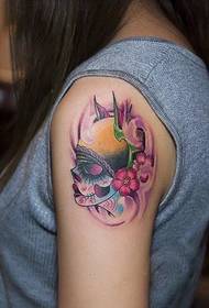 Maschera creativa foto braccio tatuaggio femminile
