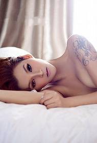 Immagine sexy del tatuaggio di personalità del braccio di bellezza