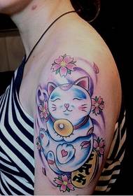 Imagen hermosa del tatuaje del gato afortunado hermoso atractivo de la moda del brazo