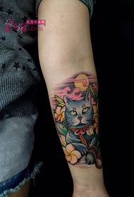 Immagine creativa del tatuaggio del braccio del gatto di personalità