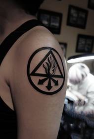 Sormenaren beso triangeluari buruzko tatuaje argazkia