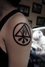 Gambar tato segitiga lengen kreatif