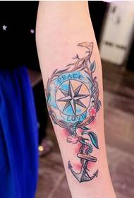 Slika sidrenog sidra za sidreni kompas sa ženskom rukom