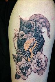 Eleganta brako personeco, bela muso, tatuaje, tatuaje bildo