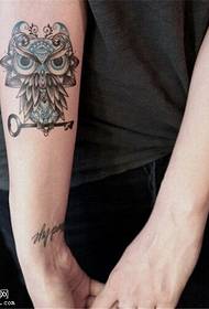 Kar színű bagoly kulcs tetoválás képet